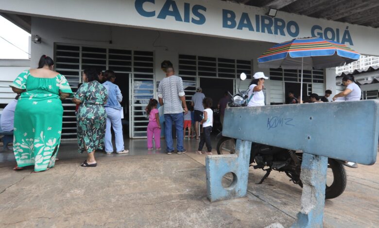 Profissional de saúde aplica vacina em criança durante campanha de multivacinação em Goiânia.