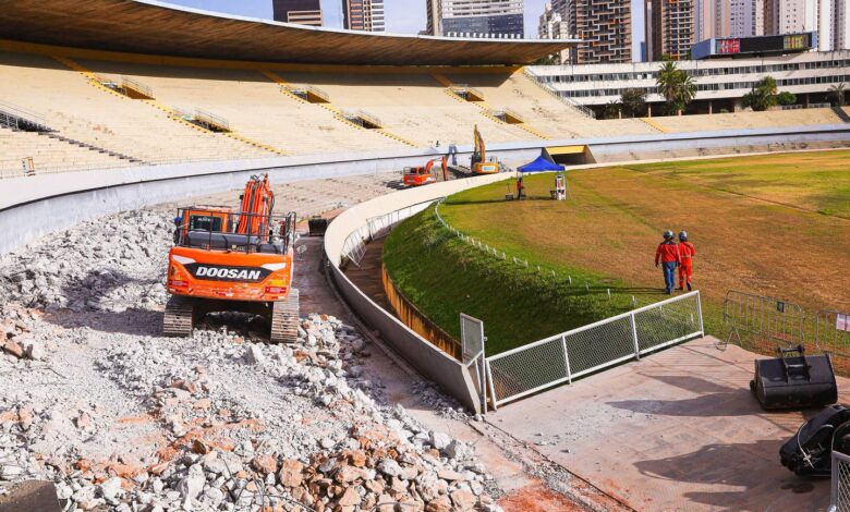 Início das obras de demolição no estádio Serra Dourada, Goiânia.