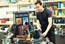 Consumidores comprando presentes em loja de Goiás para o Dia dos Pais.