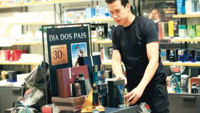 Consumidores comprando presentes em loja de Goiás para o Dia dos Pais.