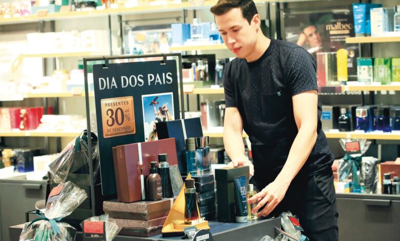 Consumidores comprando presentes em loja de Goiás para o Dia dos Pais.