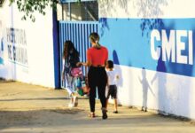 Fachada de um Centro Municipal de Educação Infantil em Goiânia, Goiás.
