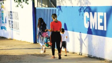 Fachada de um Centro Municipal de Educação Infantil em Goiânia, Goiás.