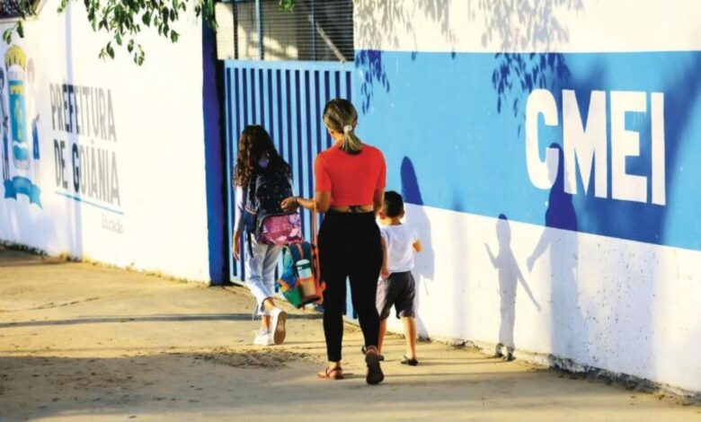 Fachada de um Centro Municipal de Educação Infantil em Goiânia, Goiás.