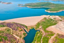 Vista aérea do Lago Serra da Mesa em Goiás, com águas e vegetação ao redor.