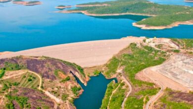Vista aérea do Lago Serra da Mesa em Goiás, com águas e vegetação ao redor.