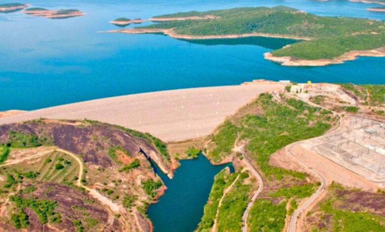 Vista aérea do Lago Serra da Mesa em Goiás, com águas e vegetação ao redor.