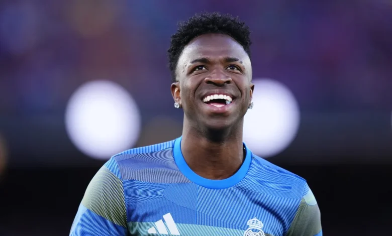 Vini Jr. em ação pelo Real Madrid em campo.