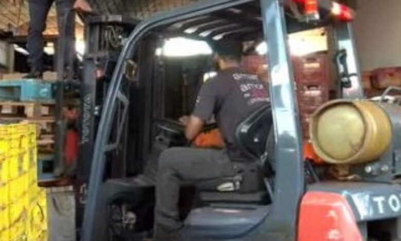 Depósito destruído por incêndio na Ceasa Goiás com empilhadeira ao fundo.