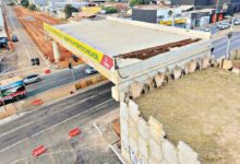 Vista da primeira via lateral do viaduto em Goiânia, com veículos transitando.