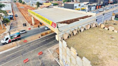 Vista da primeira via lateral do viaduto em Goiânia, com veículos transitando.