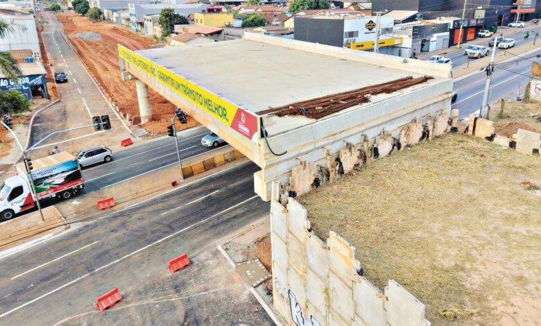 Vista da primeira via lateral do viaduto em Goiânia, com veículos transitando.