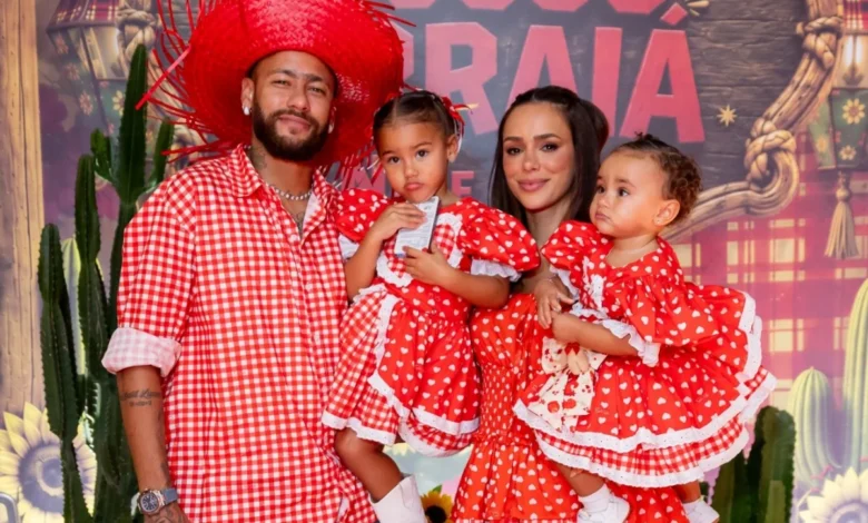 Neymar e Bruna Biancardi em trajes juninos em festa no Guarujá.