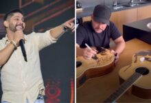 Jorge, da dupla com Mateus, com violões autografados.