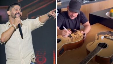 Jorge, da dupla com Mateus, com violões autografados.