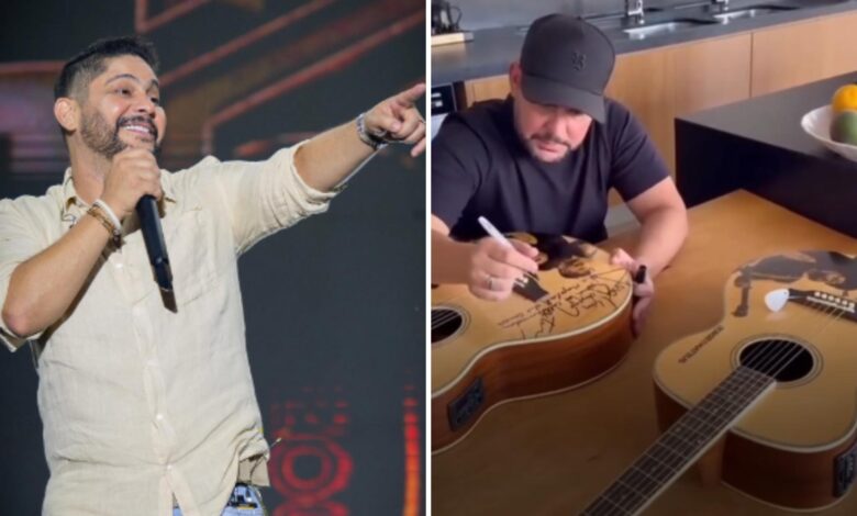 Jorge, da dupla com Mateus, com violões autografados.