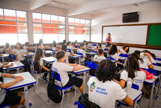 Estudantes do ensino fundamental em Goiás durante aula.