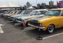 Diversos carros antigos expostos na Praça Cívica em Goiânia.