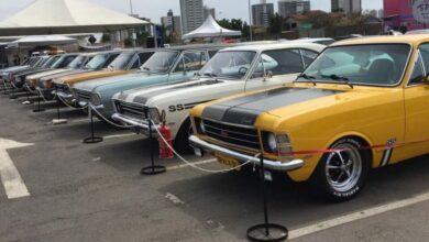 Diversos carros antigos expostos na Praça Cívica em Goiânia.