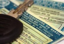 Imagem de um motorista segurando a Carteira Nacional de Habilitação (CNH) em Goiás.