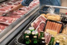 Clientes comprando carne em supermercado de Goiás.