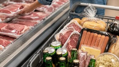 Clientes comprando carne em supermercado de Goiás.