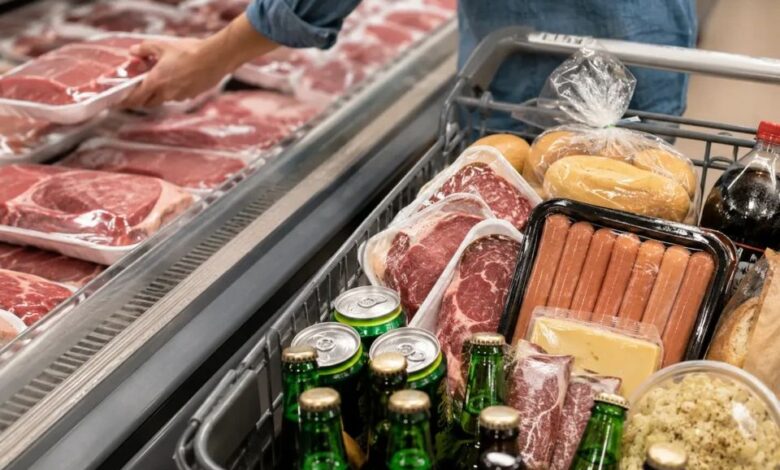 Clientes comprando carne em supermercado de Goiás.