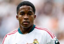 Endrick vestindo a camisa do Real Madrid durante um jogo.