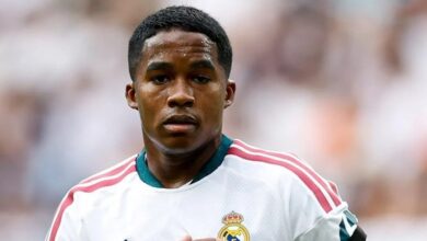 Endrick vestindo a camisa do Real Madrid durante um jogo.