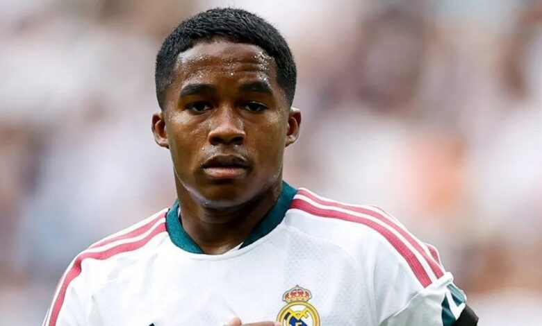 Endrick vestindo a camisa do Real Madrid durante um jogo.