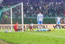 Jogadores do Goiás comemoram vitória sobre o Londrina na Serrinha.