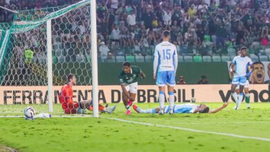 Jogadores do Goiás comemoram vitória sobre o Londrina na Serrinha.