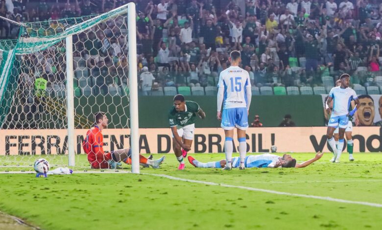 Jogadores do Goiás comemoram vitória sobre o Londrina na Serrinha.
