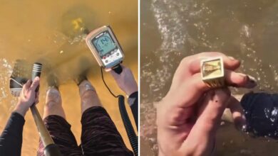 Mergulhador com detector de metal no Rio Araguaia.