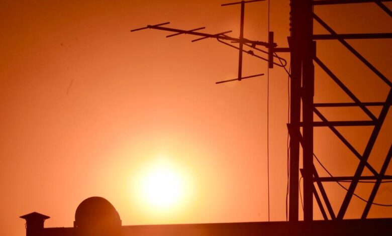 Termômetro em cidade de Goiás mostrando temperatura acima de 40°C.