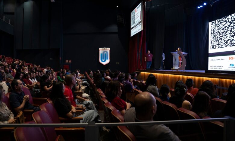 Evento ConectaRH com diversas pessoas participando em Goiânia.