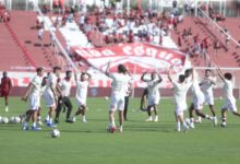 Jogadores do Vila Nova em campo durante partida de futebol.