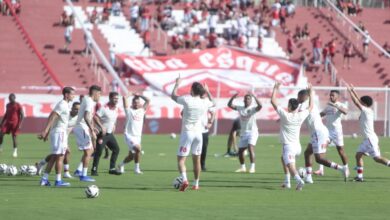 Jogadores do Vila Nova em campo durante partida de futebol.