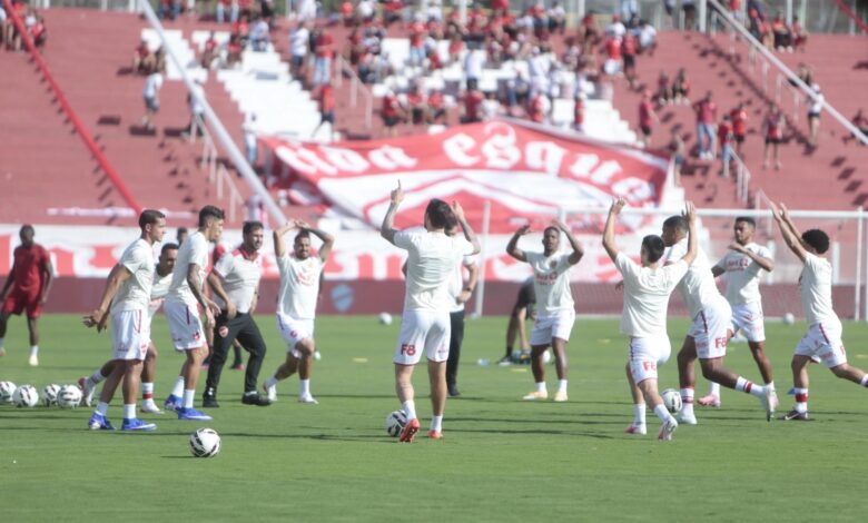 Jogadores do Vila Nova em campo durante partida de futebol.