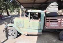Caminhão histórico no Zoológico de Goiânia com sinais de ferrugem e desgaste.