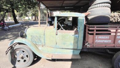 Caminhão histórico no Zoológico de Goiânia com sinais de ferrugem e desgaste.