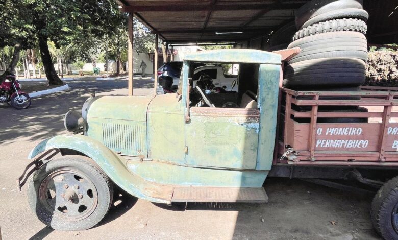 Caminhão histórico no Zoológico de Goiânia com sinais de ferrugem e desgaste.