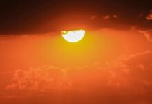Céu claro e sol forte sobre uma cidade em Goiás, indicando calor intenso.