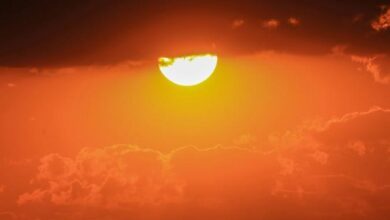 Céu claro e sol forte sobre uma cidade em Goiás, indicando calor intenso.