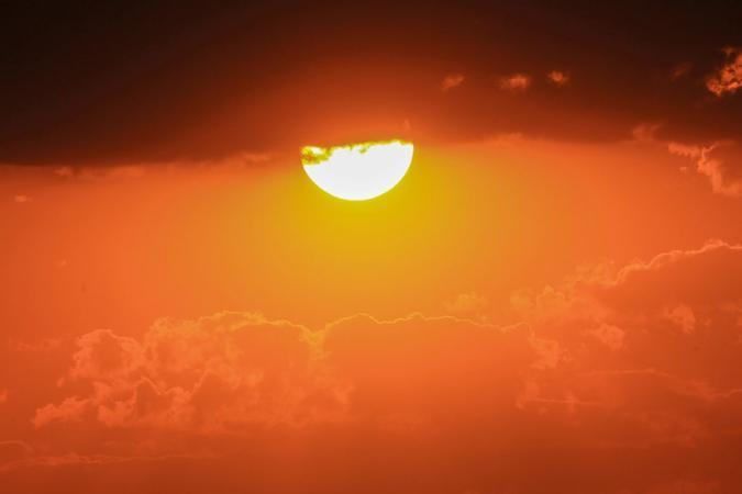 Céu claro e sol forte sobre uma cidade em Goiás, indicando calor intenso.