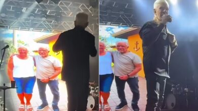 Cantor Mato Grosso emocionado em show com imagem da irmã no telão ao fundo.