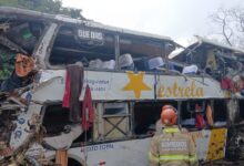 Equipes de resgate trabalham em acidente com ônibus na BR-040.