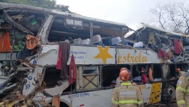 Equipes de resgate trabalham em acidente com ônibus na BR-040.
