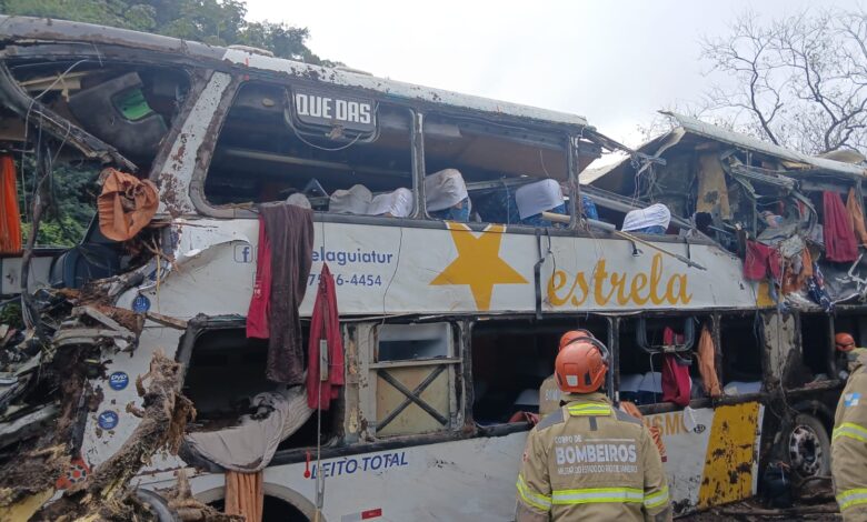 Equipes de resgate trabalham em acidente com ônibus na BR-040.