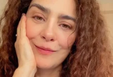 Letícia Sabatella em momento feliz ao lado de seus cães.